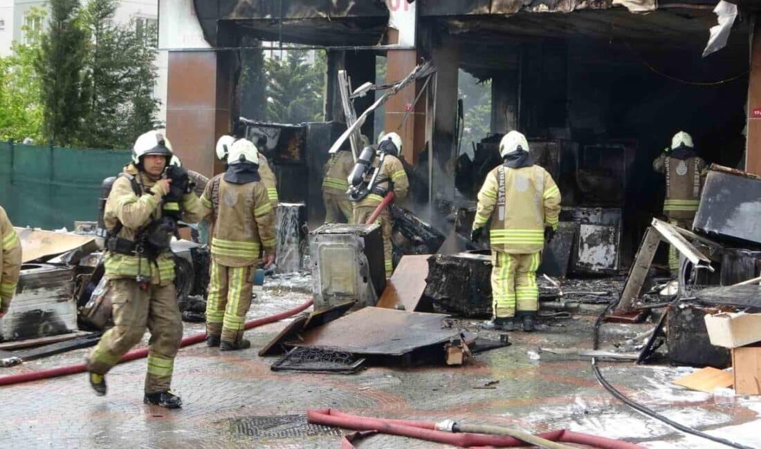 Pendik'te, Kurtköy Mahallesi'ndeki 7 katlı bir binanın zemin katındaki spotçu
