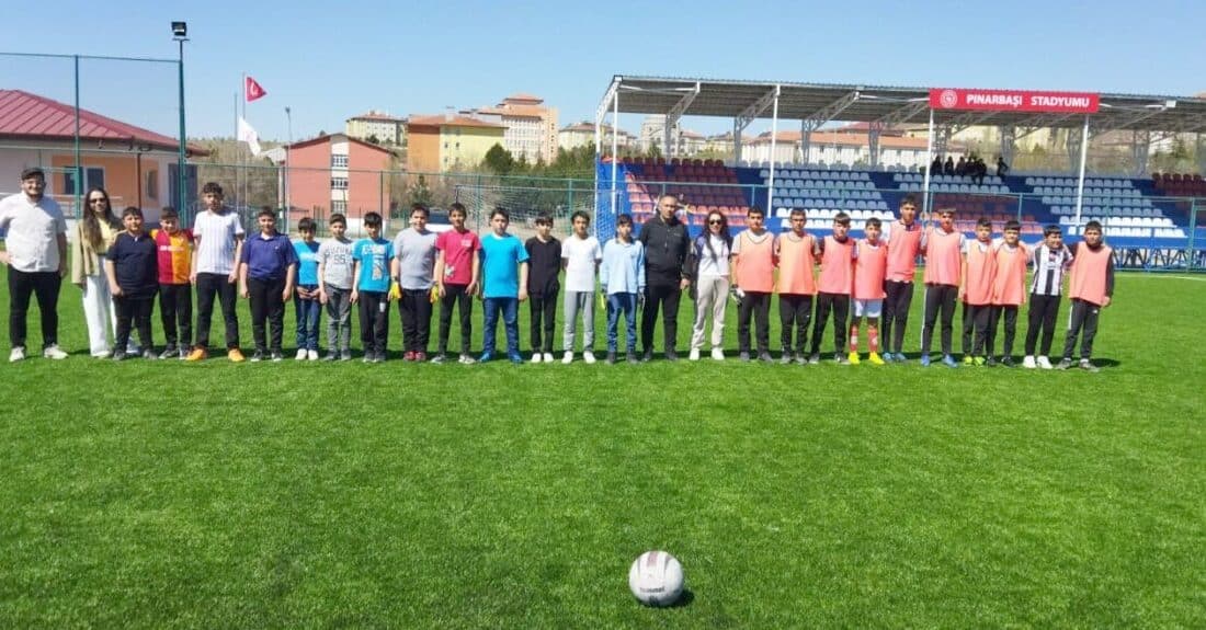 Pınarbaşı Kaymakamlığı ve Pınarbaşı Belediyespor'un düzenlediği ortalaokul ve liseler arası