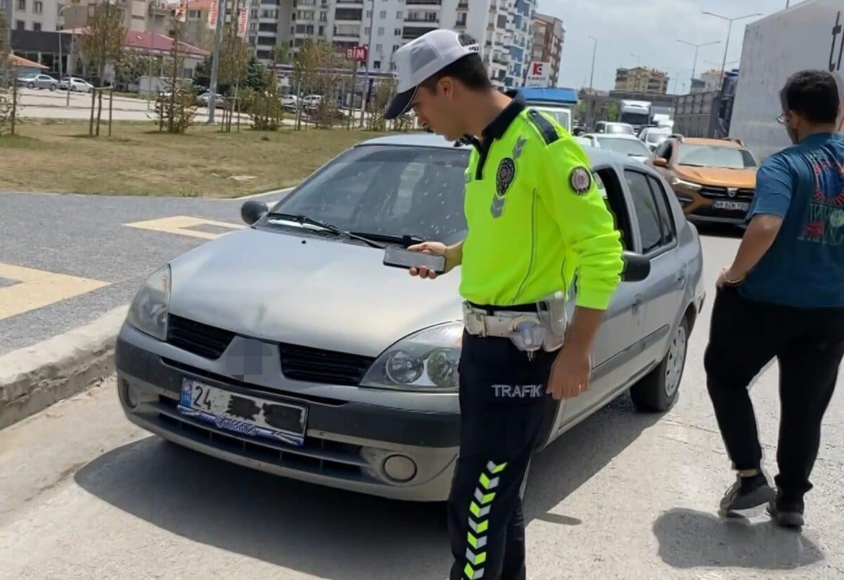 Aksaray'da plakasını kapatarak seyreden Ş.K.A. (23) ve babası H.A., polis