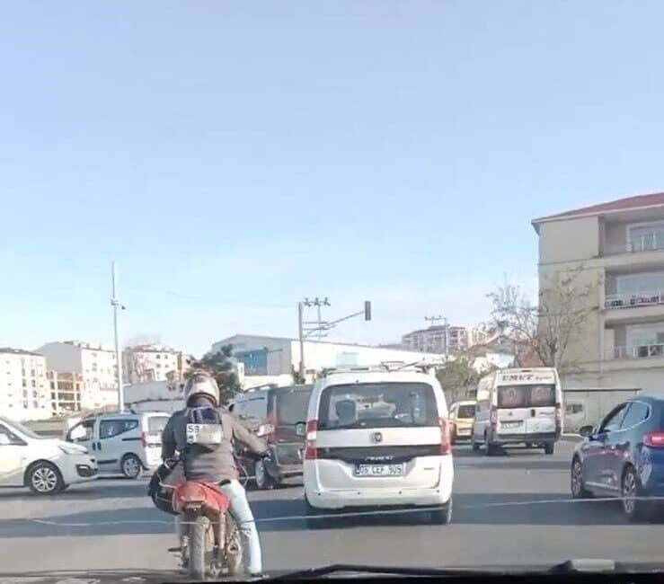 Tekirdağ’da Motosikletlinin Sırtına Taktığı Plaka, Bir Vatandaşın Kamerasında Görüntülendi Tekirdağ'ın Çorlu ilçesinde bir motosikletli, plakayı sırtına takarak seyir halindeyken
