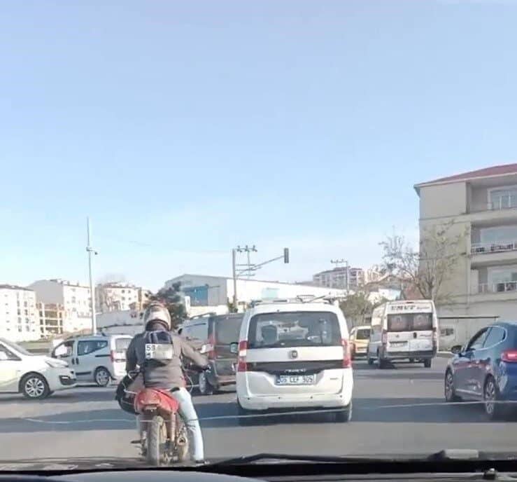 Tekirdağ'ın Çorlu ilçesinde bir motosikletli, plakayı sırtına takarak seyir halindeyken