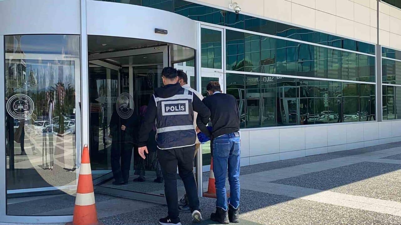 Bolu'da Yediemin otoparkından çaldıkları iki motosikletle kayıplara karışan T.A. ve
