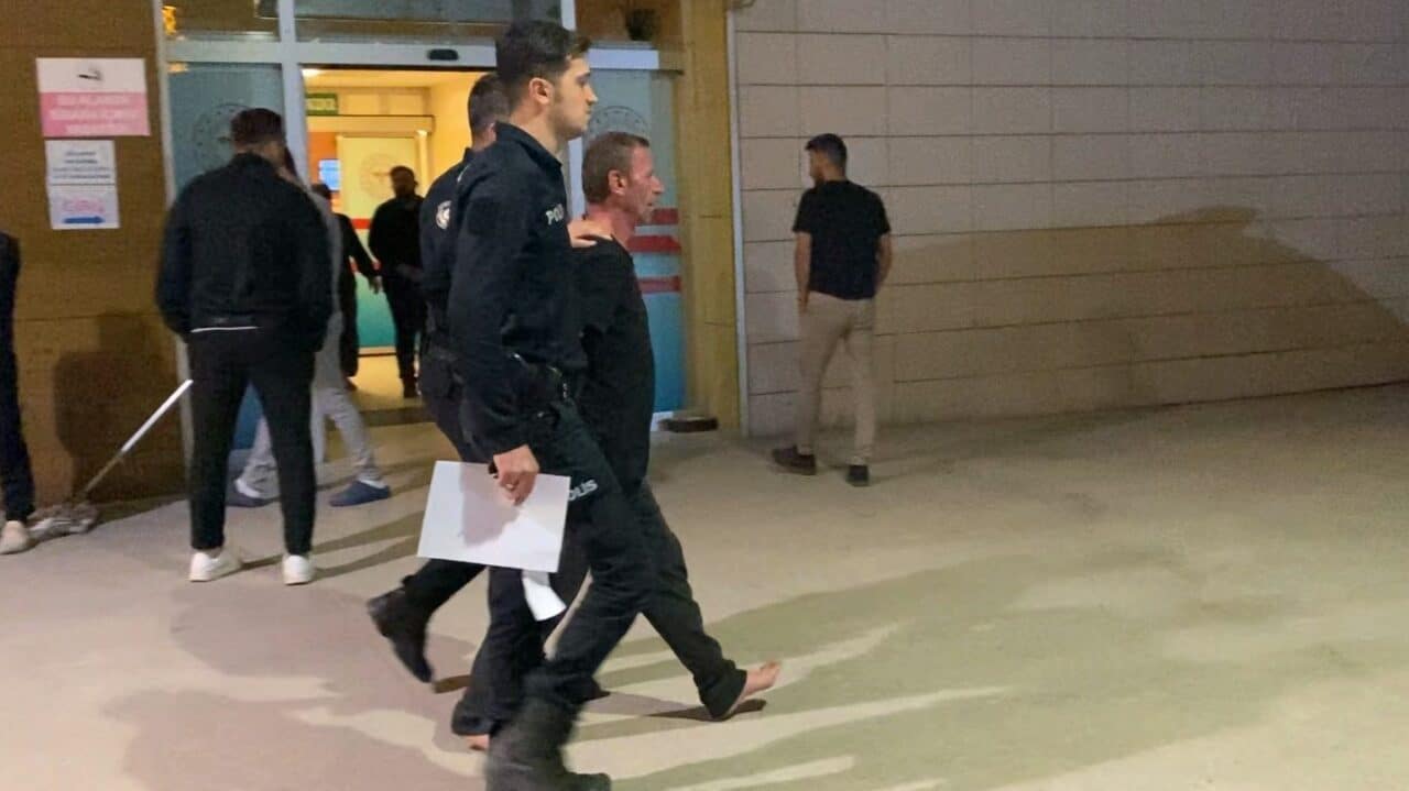 Bursa'nın İnegöl ilçesinde Rüstem P. (43), alkolün etkisiyle sokakta baltayla