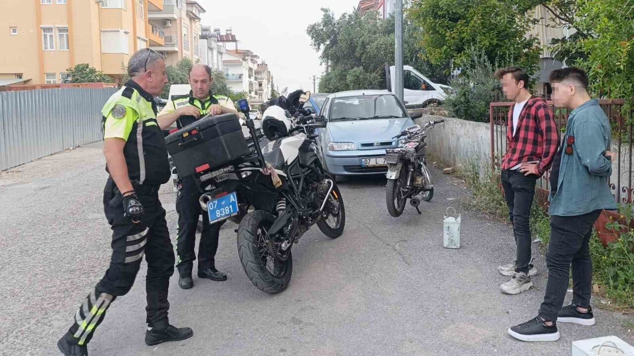 Antalya'nın Manavgat ilçesinde, trafik ekiplerini gören motosiklet sürücüsü Ali K.