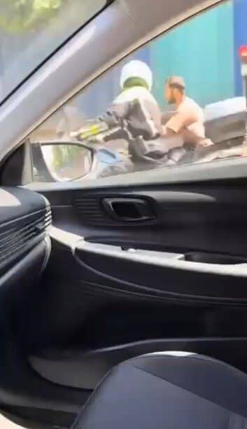 Kocaeli'nin Darıca ilçesinde, trafik polisinin "dur" ihtarına uymayan ehliyetsiz motosiklet