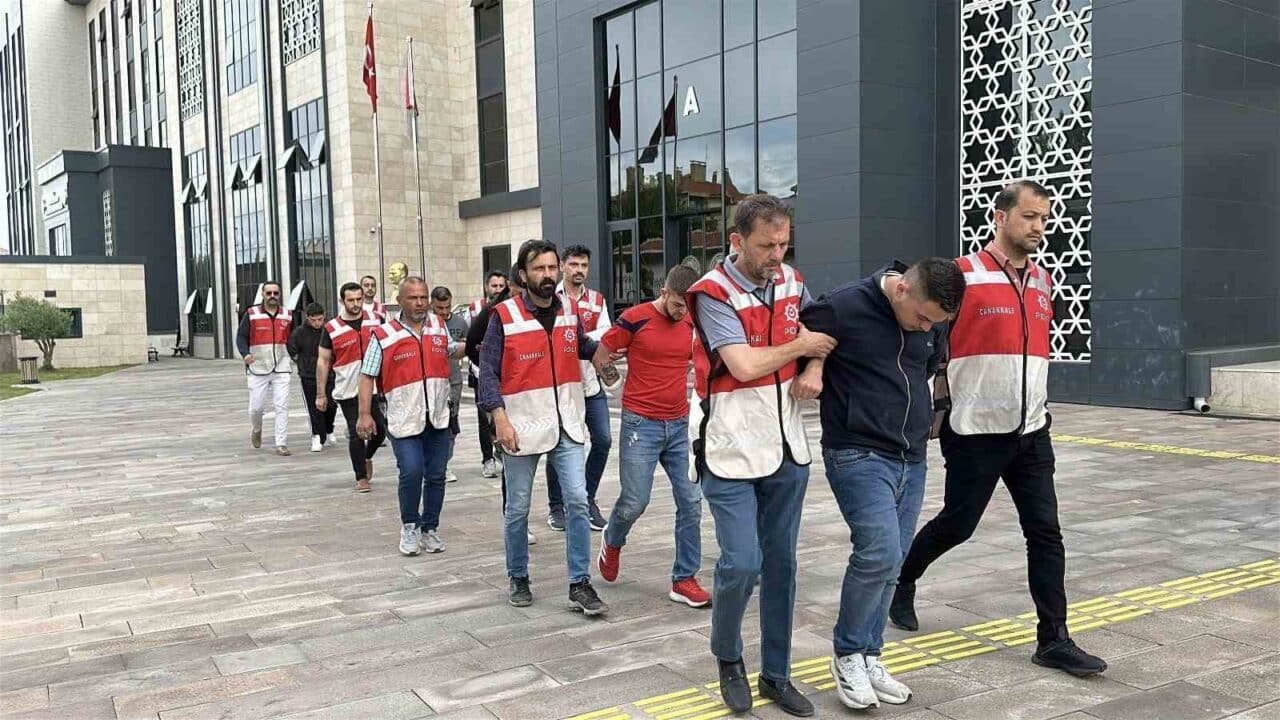 Çanakkale’de dur ihtarına uymayan aracın sürücüleri Y.Ü. ve E.K., yaşanan