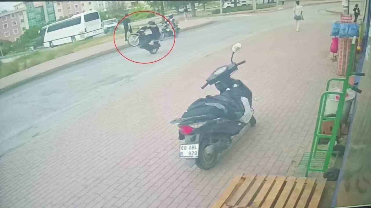 Manavgat'ta polis denetimi sırasında akrobatik hareketler yapan ehliyetsiz motosiklet sürücüsü