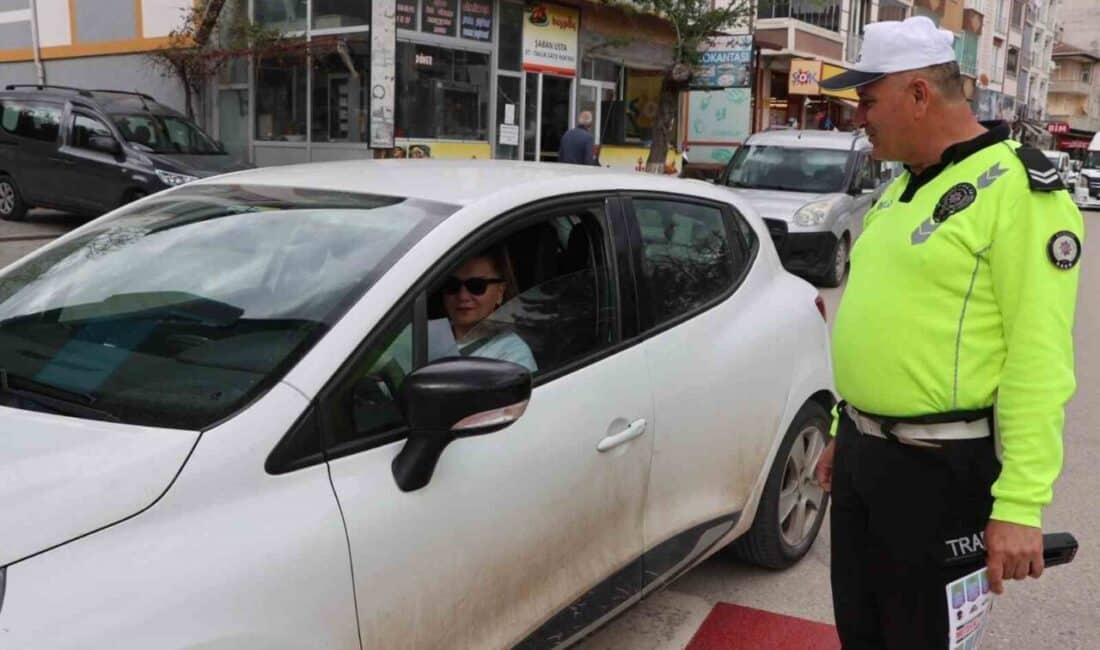 Samsun'un Kavak ilçesinde polis, trafik kazalarını önlemek amacıyla sürücülere bilgilendirici