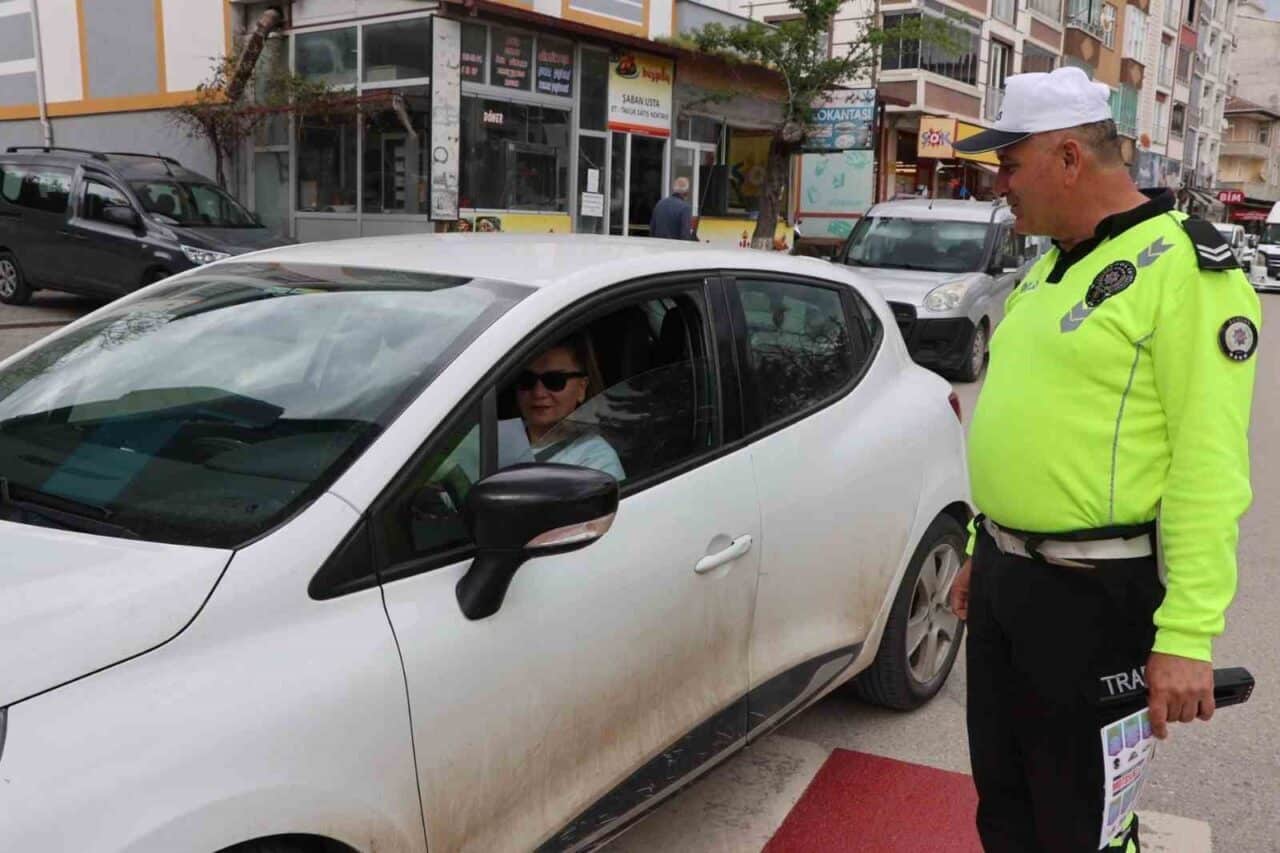 Samsun'un Kavak ilçesinde polis, trafik kazalarını önlemek amacıyla sürücülere bilgilendirici