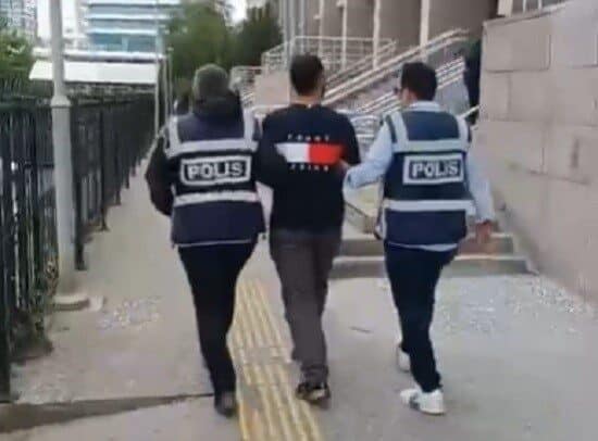İzmir Karabağlar’da bir kişi, uyuşturucu ticareti ile ilgili polis baskınında