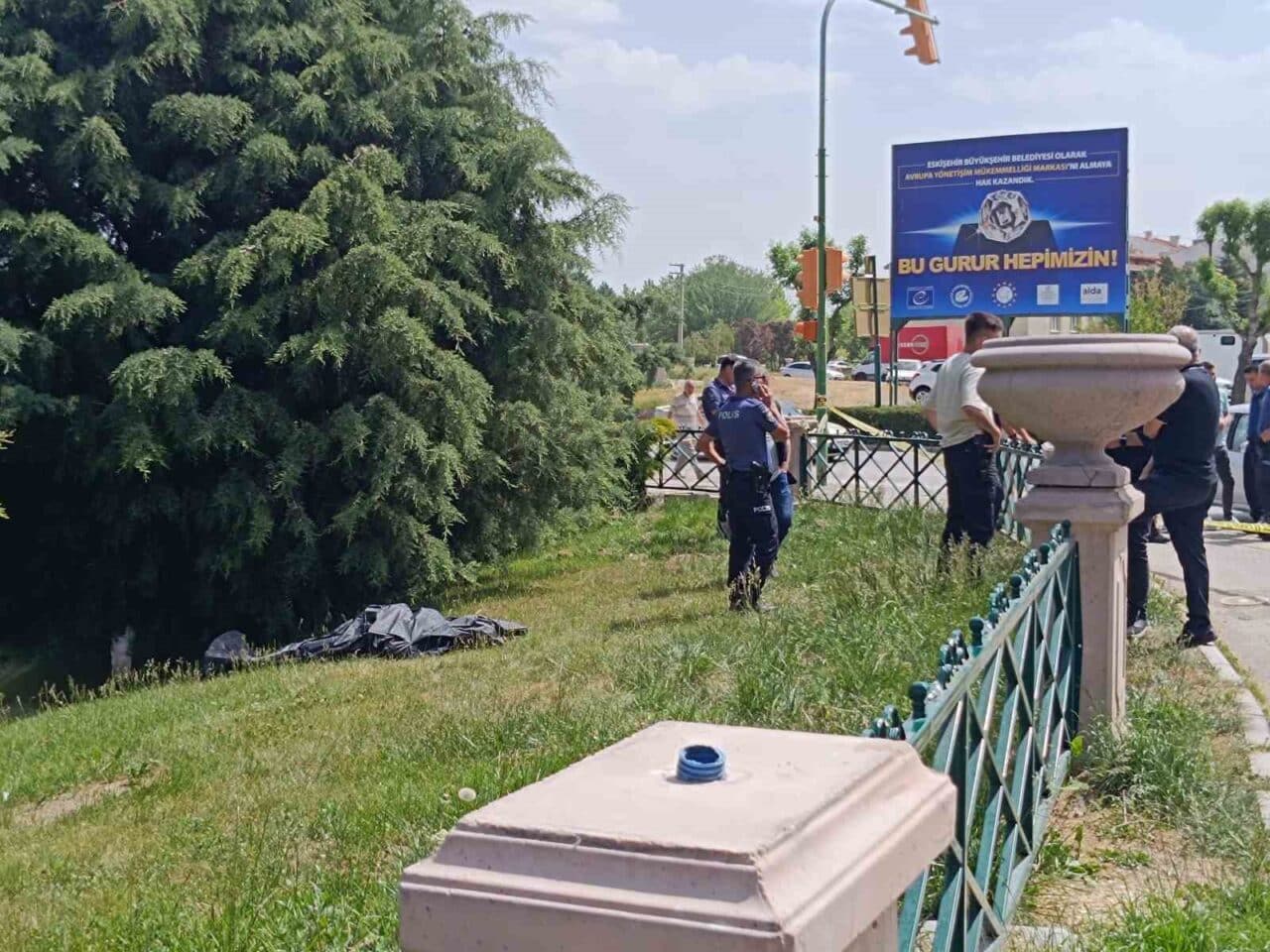 Eskişehir'de Porsuk Çayı'nda bir kadın, hareketsiz bir erkekle karşılaştı. Olay