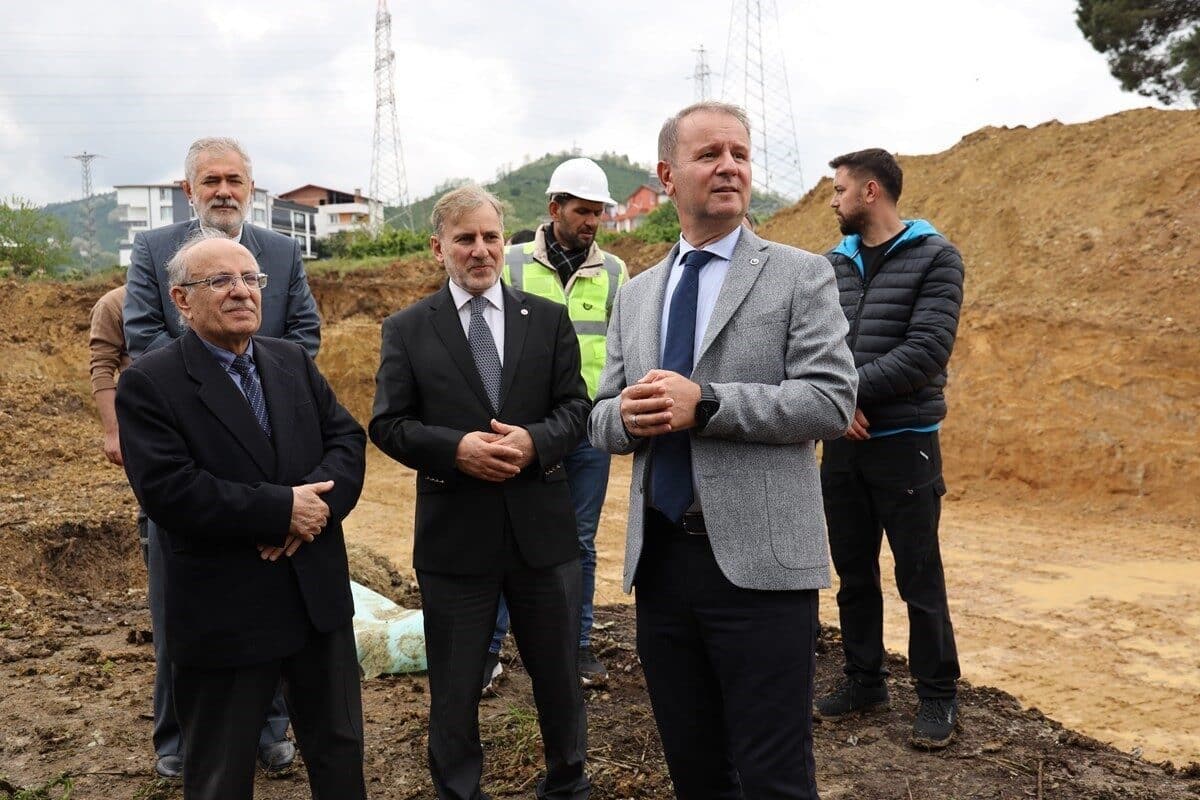 Ordu Üniversitesi İlahiyat Fakültesi'nin yeni binasının temel atma töreni gerçekleştirildi.
