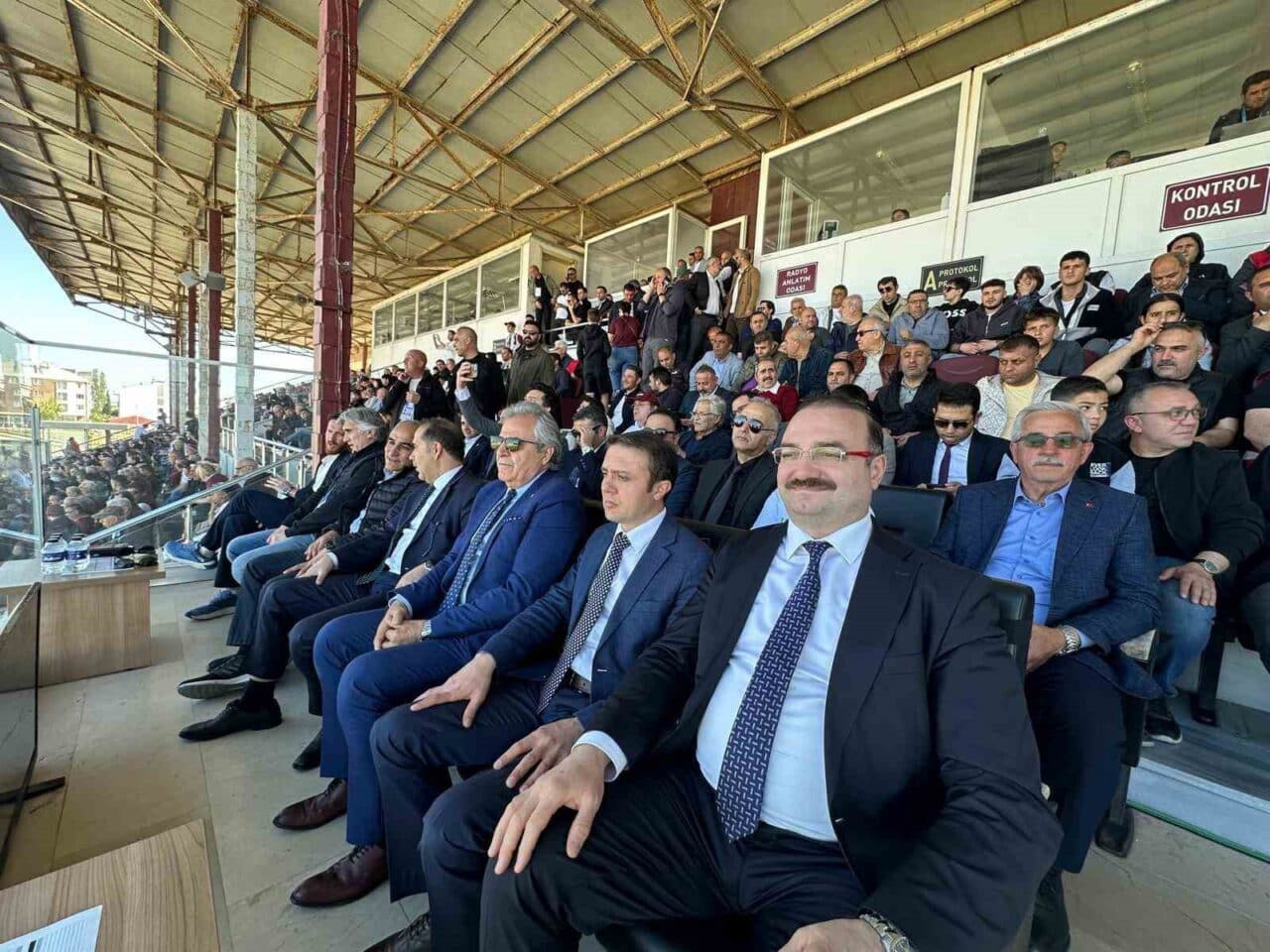Erzurumspor, TFF 1. Lig'de Play-Off aşamasını geçemeyerek Bandırmaspor'a 2-0 yenilerek