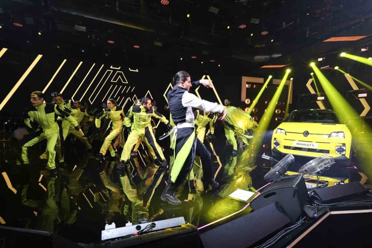 Renault, Avrupa'da 2025 Yılının Otomobili ödülünü kazanan Renault 5 E-Tech