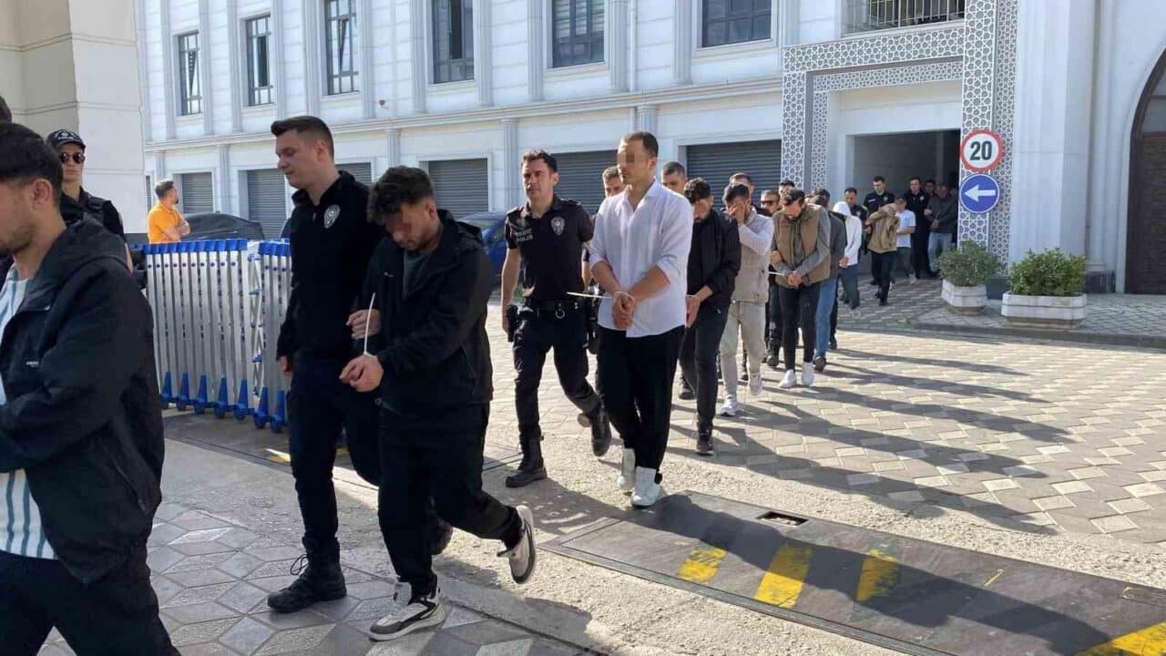 Kocaeli merkezli gerçekleştirilen operasyonda, sahte araç kiralama sitesi aracılığıyla 122