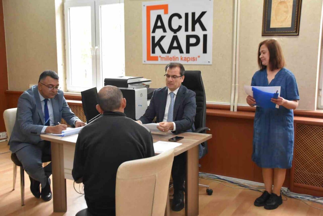 Salihli Kaymakamı Ali Güldoğan, Açık Kapı birimini ziyaret ederek vatandaşların