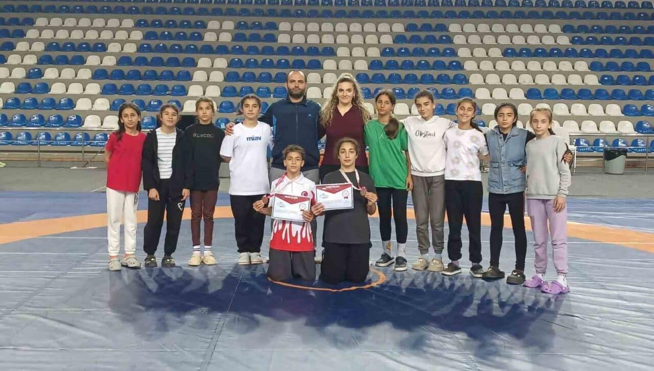 Rize'de gerçekleştirilen Okul Sporları Yıldız Kızlar Güreş Türkiye Birinciliğinde, Salihli'den