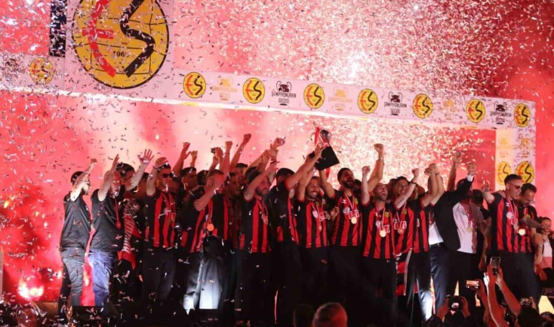 Eskişehirspor, Bölgesel Amatör Lig'deki şampiyonluğunu Eskişehir Yeni Atatürk Stadyumu'nda düzenlenen