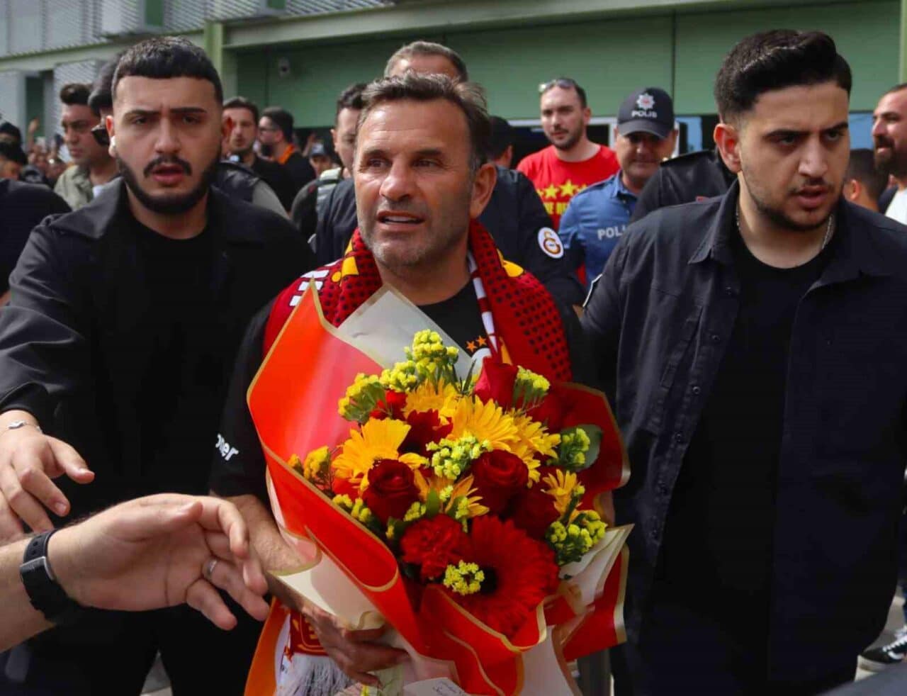 Süper Lig şampiyonu Galatasaray, Göztepe ile oynayacağı maçı için İzmir'e