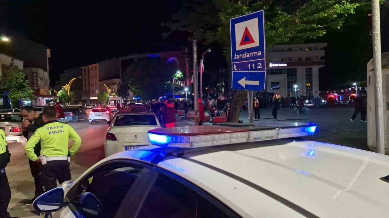 Çorum'un Alaca ilçesinde Galatasaray taraftarlarının şampiyonluk kutlaması sırasında havai fişek