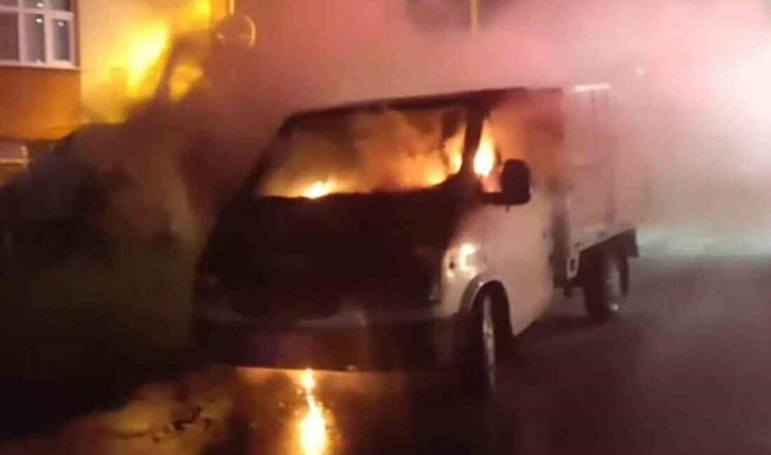 Samsun’da park halindeki kamyonet elektrik kontağından alev alev yandı. Samsun'un Canik ilçesinde Ü.Y.'ye ait park halindeki bir kamyonet, elektrik