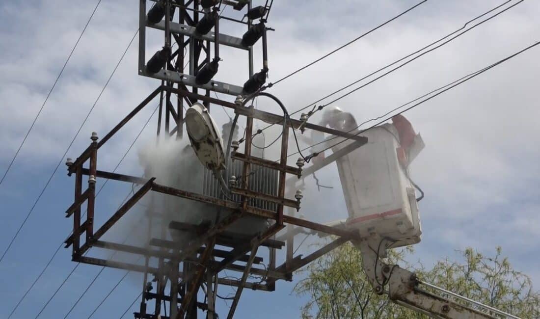 Samsun'un Bafra ilçesinde bir elektrik trafosundaki kablo yangını, mahallelinin ihbarıyla