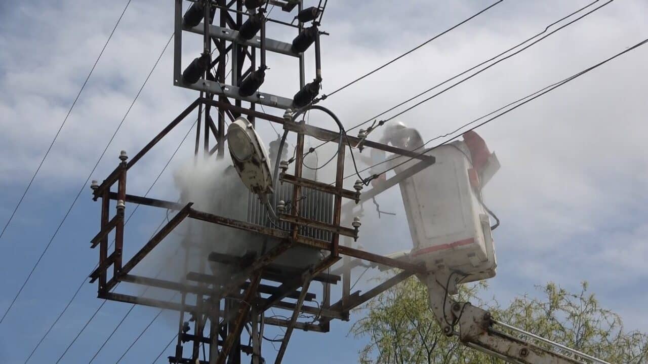 Samsun'un Bafra ilçesinde bir elektrik trafosundaki kablo yangını, mahallelinin ihbarıyla