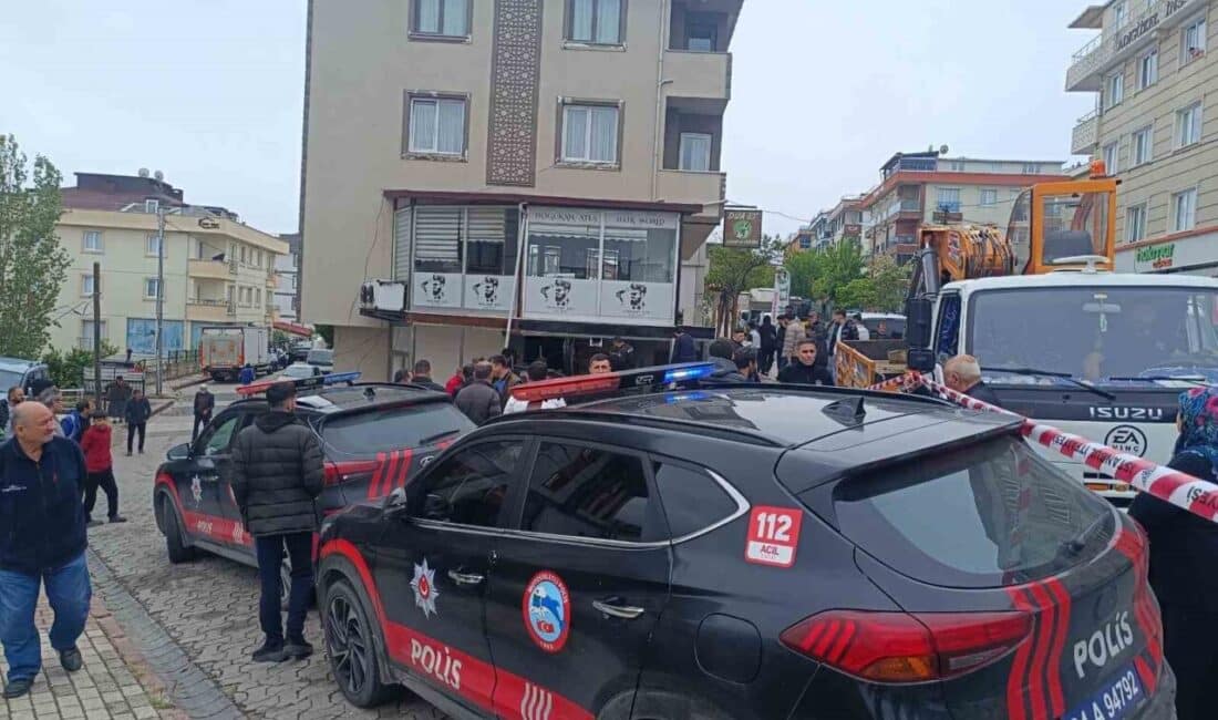 Sancaktepe'de bir otomobil, sürücüsünün direksiyon hakimiyetini kaybetmesi sonucu telefoncu dükkanına