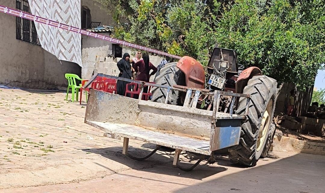 Şanlıurfa'nın Birecik ilçesinde, 2 yaşındaki M.C.G. oyun oynarken traktörü hareket