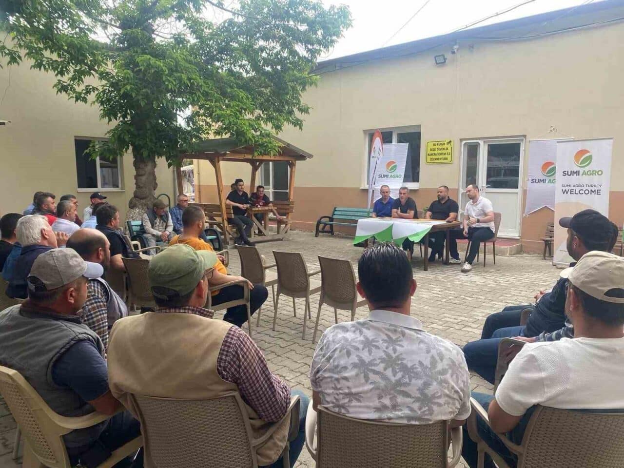 Manisa'nın Sarıgöl ilçesinde, bağlara zarar veren unlubite karşı biyoteknik mücadele