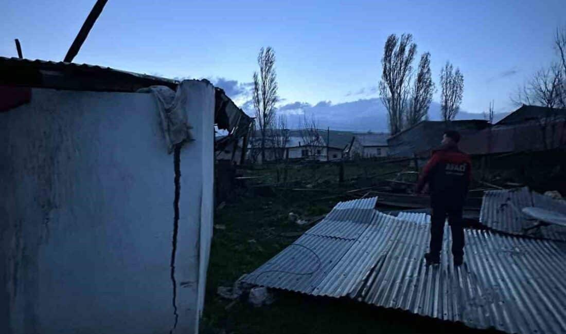 Sarıkamış’ta Fırtına, Bir Okulun ve Yedi Ev ile Çatıları Uçurdu Kars'ın Sarıkamış ilçesi Yeniköy köyünde fırtına nedeniyle bir okul ve