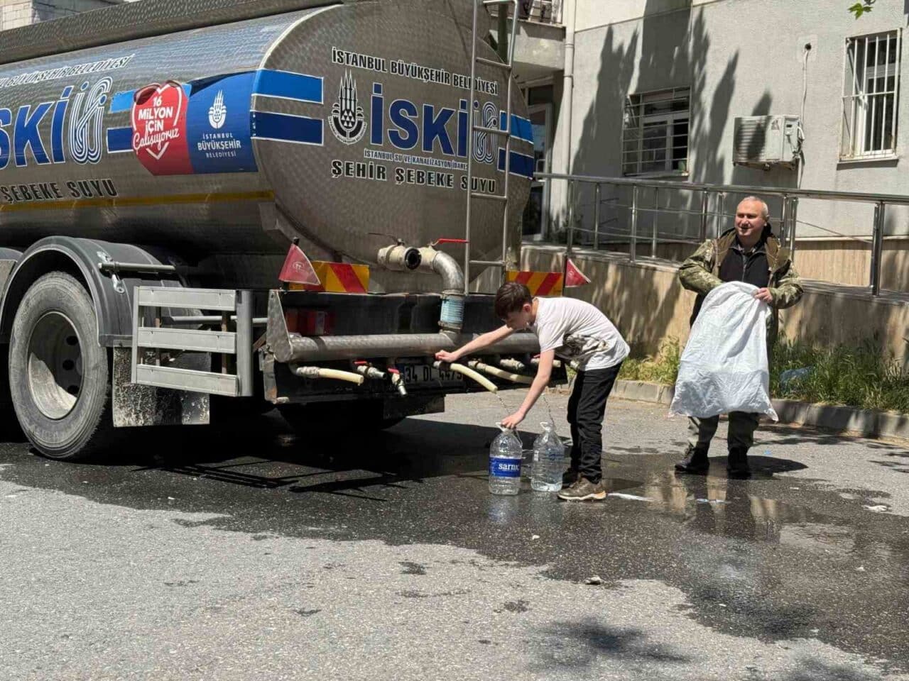 Sarıyer'in Ayazağa Mahallesi'nde yol çökmesi sonucu su kesintisi yaşanıyor. Çeşitli