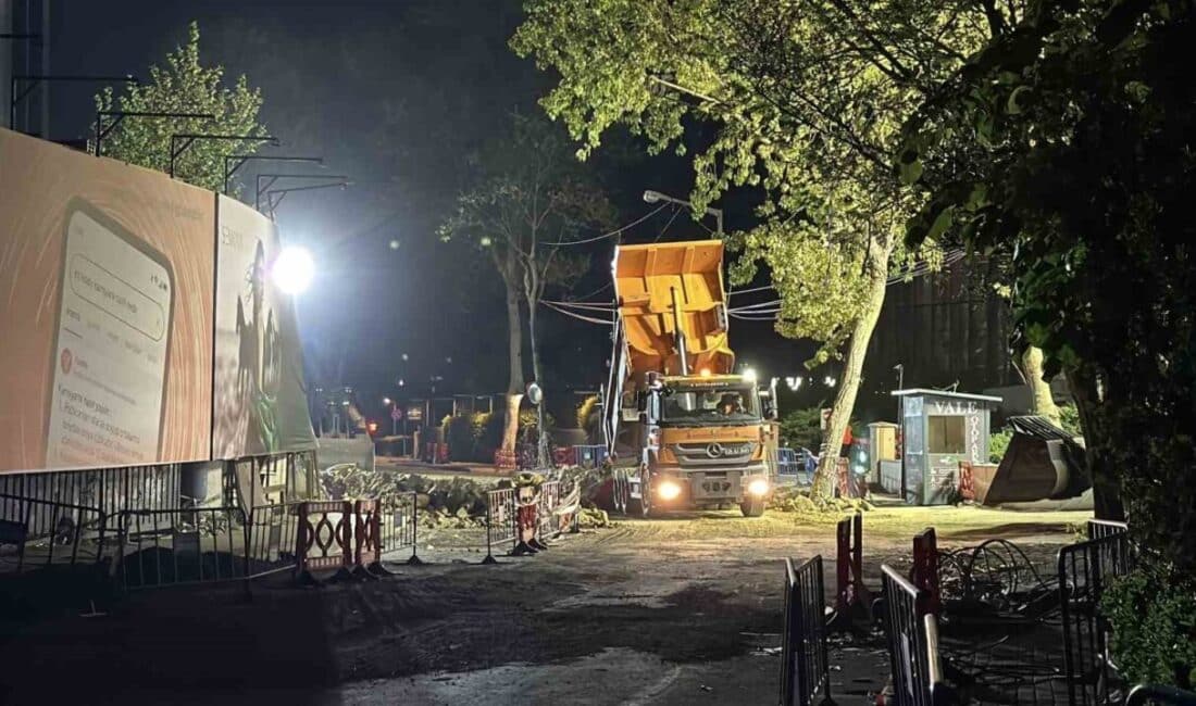 Sarıyer’de Gece Saatlerinde Yolda Meydana Gelen Çökme İçin Onarım Çalışmaları Devam Ediyor Sarıyer Eski Büyükdere Caddesi'nde gece meydana gelen çökme sonrası, belediye