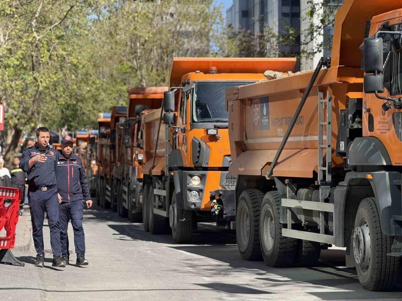 İstanbul Sarıyer'de Büyükdere Caddesi'nde meydana gelen çökme nedeniyle yol trafiğe