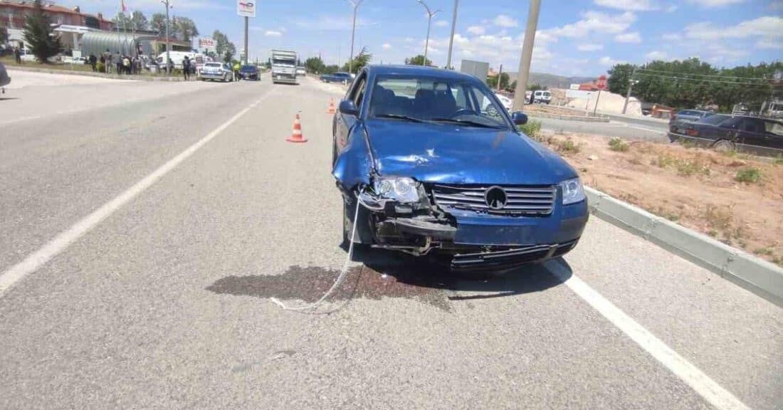 Isparta'nın Şarkikaraağaç ilçesinde, resmi bir belediye aracı ile motosiklet çarpıştı.