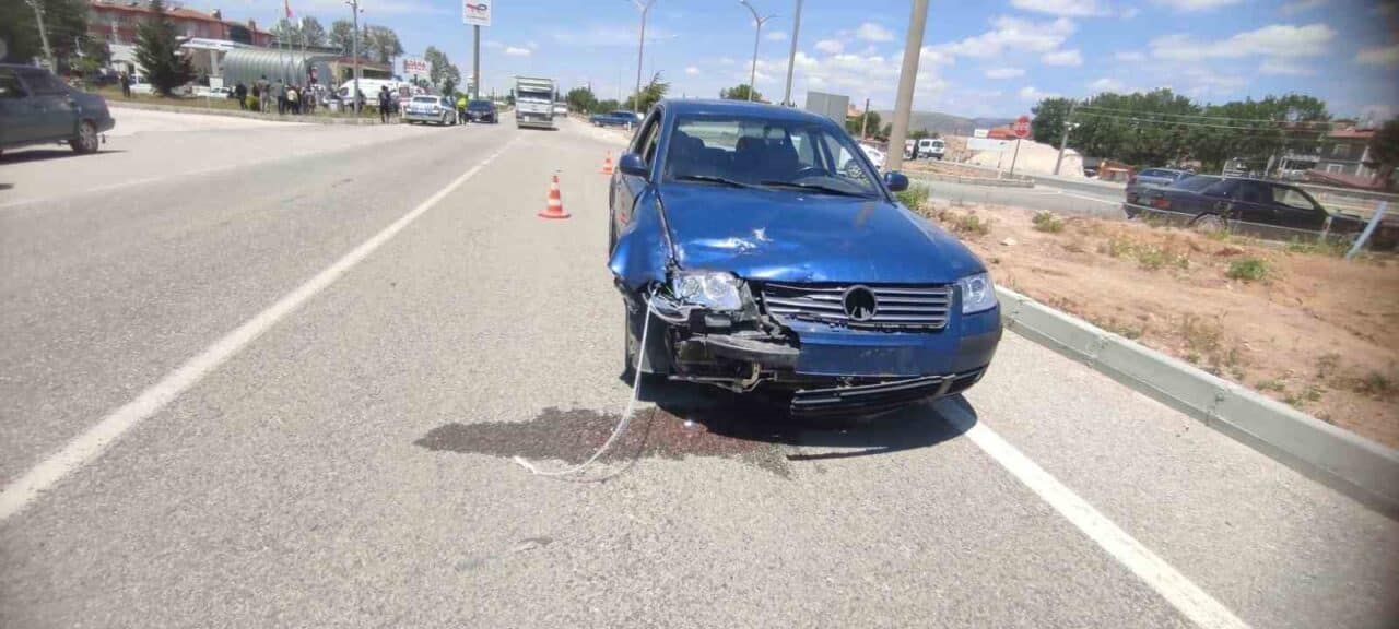 Isparta'nın Şarkikaraağaç ilçesinde, resmi bir belediye aracı ile motosiklet çarpıştı.