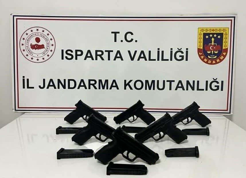 Isparta’daki Fele köyünde ruhsatsız tabancalar ele geçirildi, bir kişi hakkında soruşturma açıldı. Isparta'nın Şarkikaraağaç ilçesindeki Fele köyünde yapılan jandarma operasyonunda, İ.D. isimli