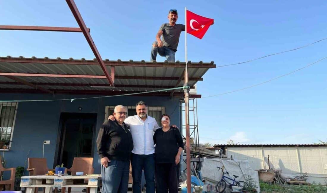 Hatay'da yaşayan şehit babası Yusuf Mengilli, evlerindeki yıpranmış Türk bayrağının