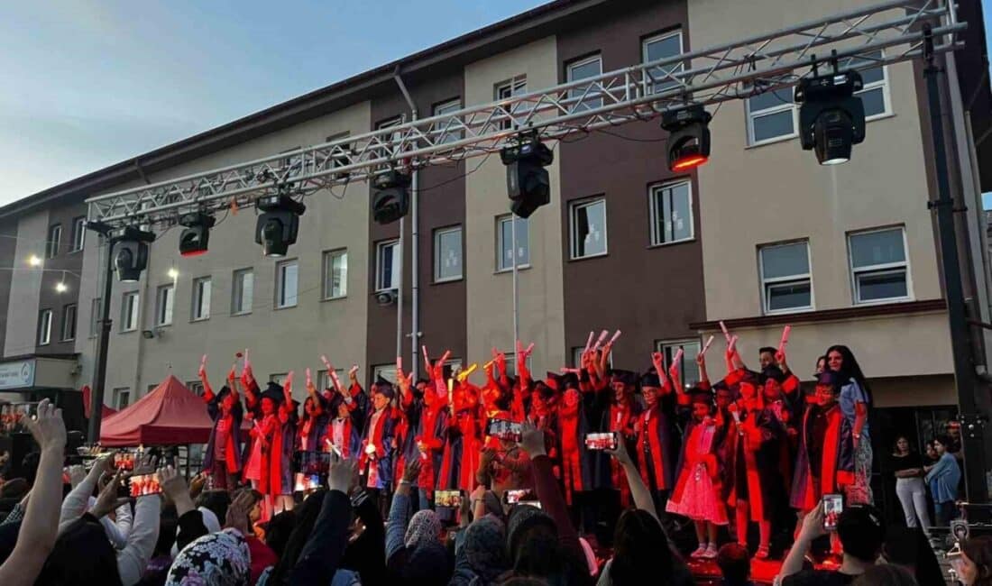 Afyonkarahisar’da Şehit Murat Saraç İlkokulu’nda Bahar Şenliği Büyük Bir Coşku ile Gerçekleştirildi Afyonkarahisar Şehit Murat Saraç İlkokulu'nda düzenlenen Bahar Şenliği, canlı gösteriler