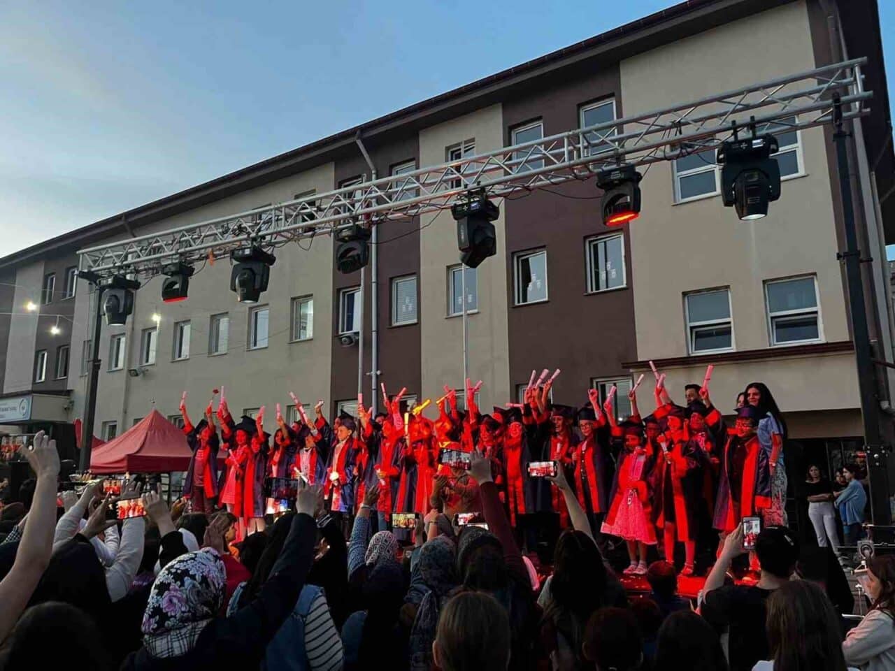 Afyonkarahisar Şehit Murat Saraç İlkokulu'nda düzenlenen Bahar Şenliği, canlı gösteriler