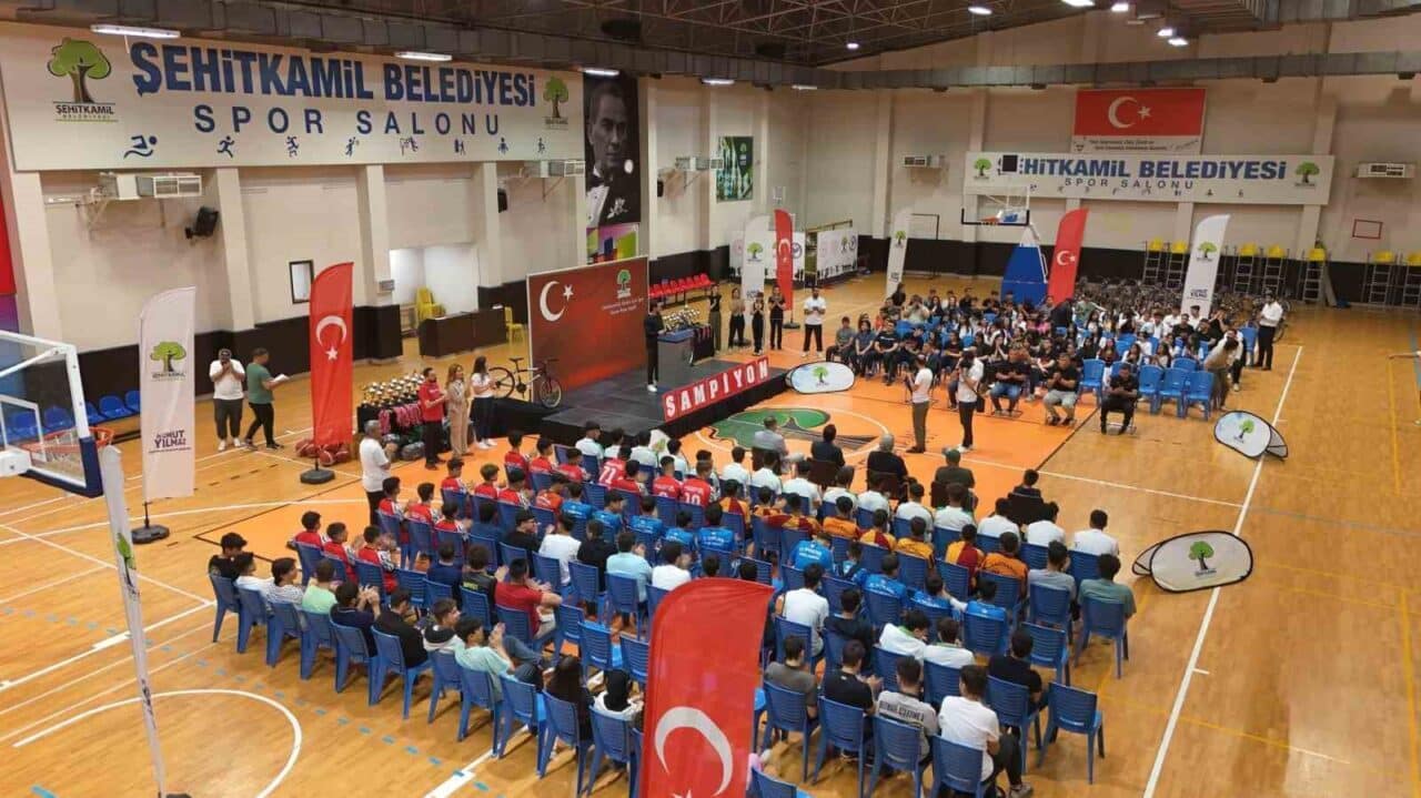 Şehitkamil Belediyesi, 19 Mayıs etkinlikleri kapsamında düzenlediği turnuvaların ödül törenini