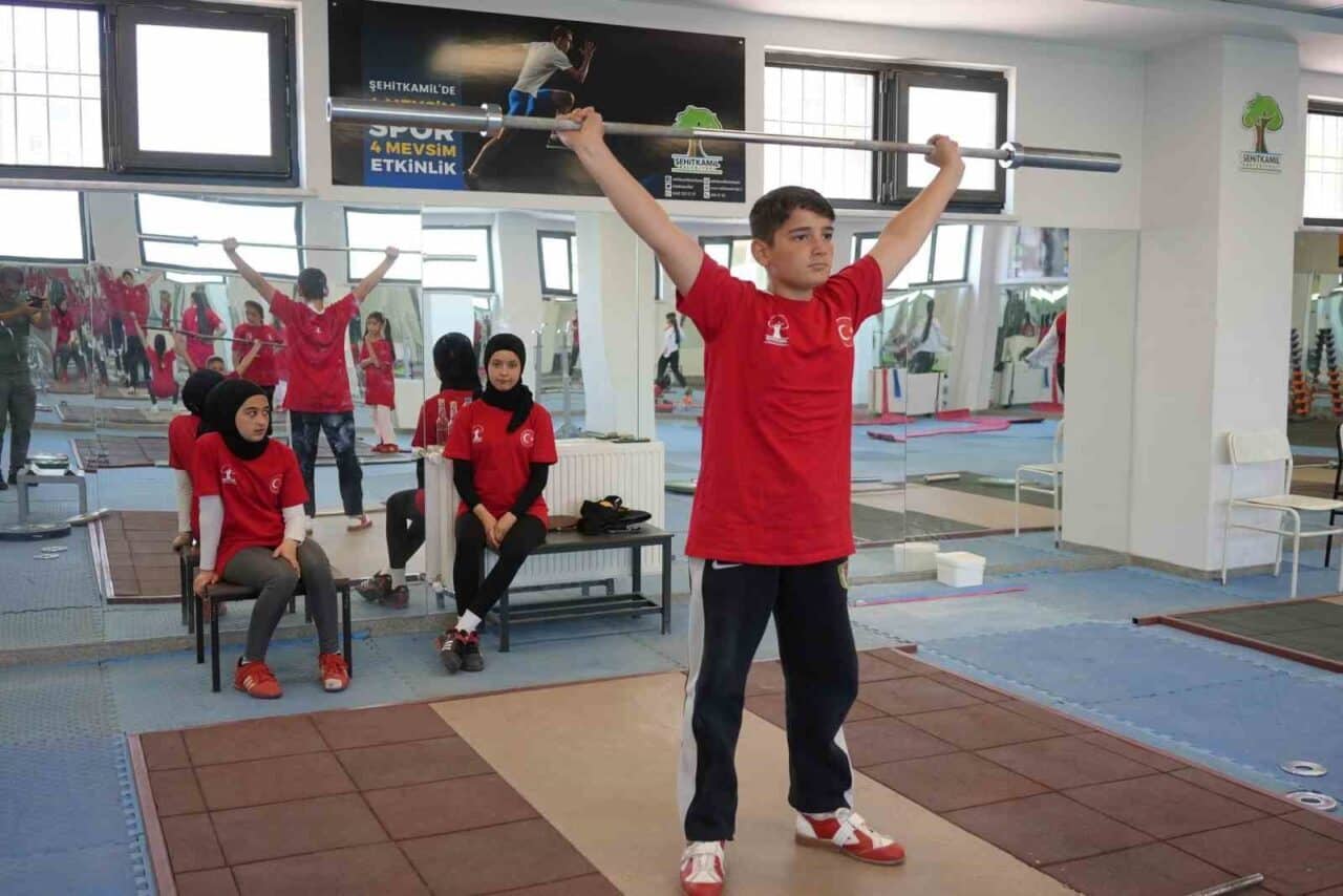 Şehitkamil Belediyesi, Yaz Spor Okulları'nda bu yaz ilk kez halter