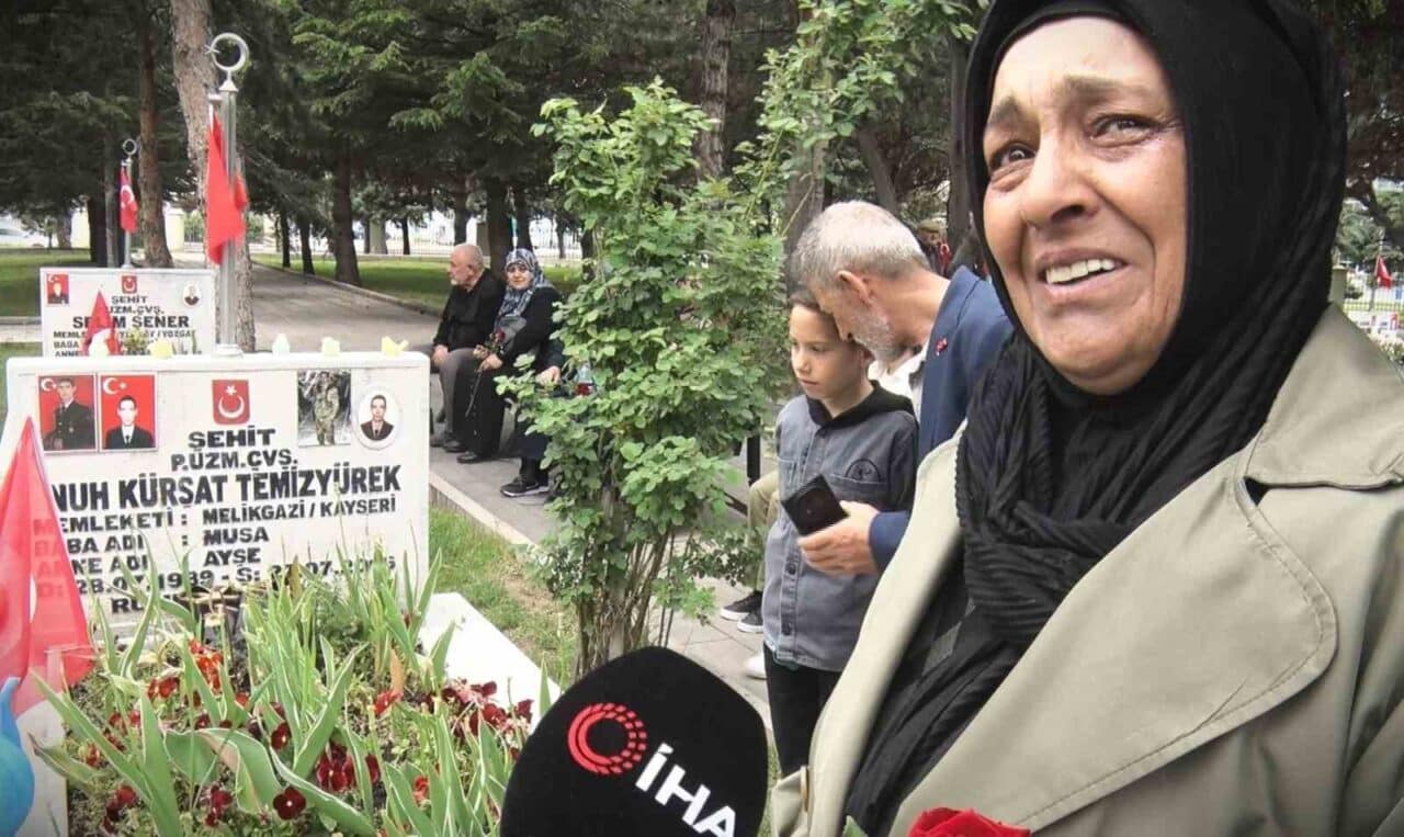 Kayseri'de Anneler Günü'nde, şehit oğlu Nuh Kürşat Temizyürek'in kabri ziyaret