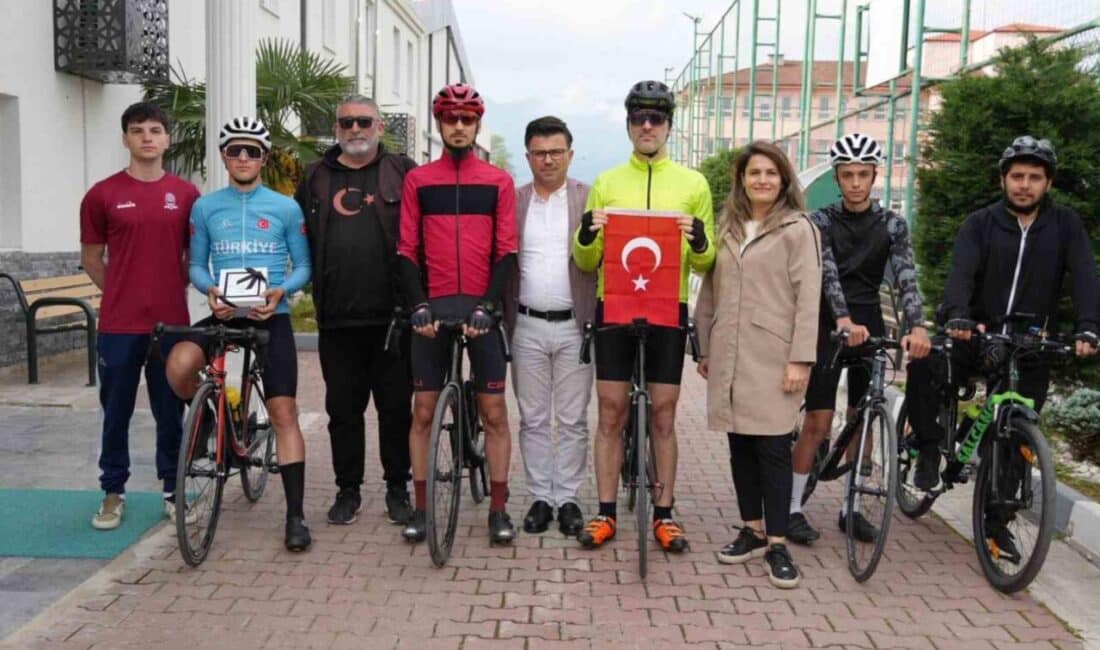 Atatürk’ün Selanik’ten Ulaşan Toprağı ve Türk Bayrağı Bisikletçilerle Düzce’den Bolu’ya Yola Çıktı Atatürk’ün Selanik'teki evinden alınan toprak ve Türk Bayrağı, Düzce'ye ulaştı.