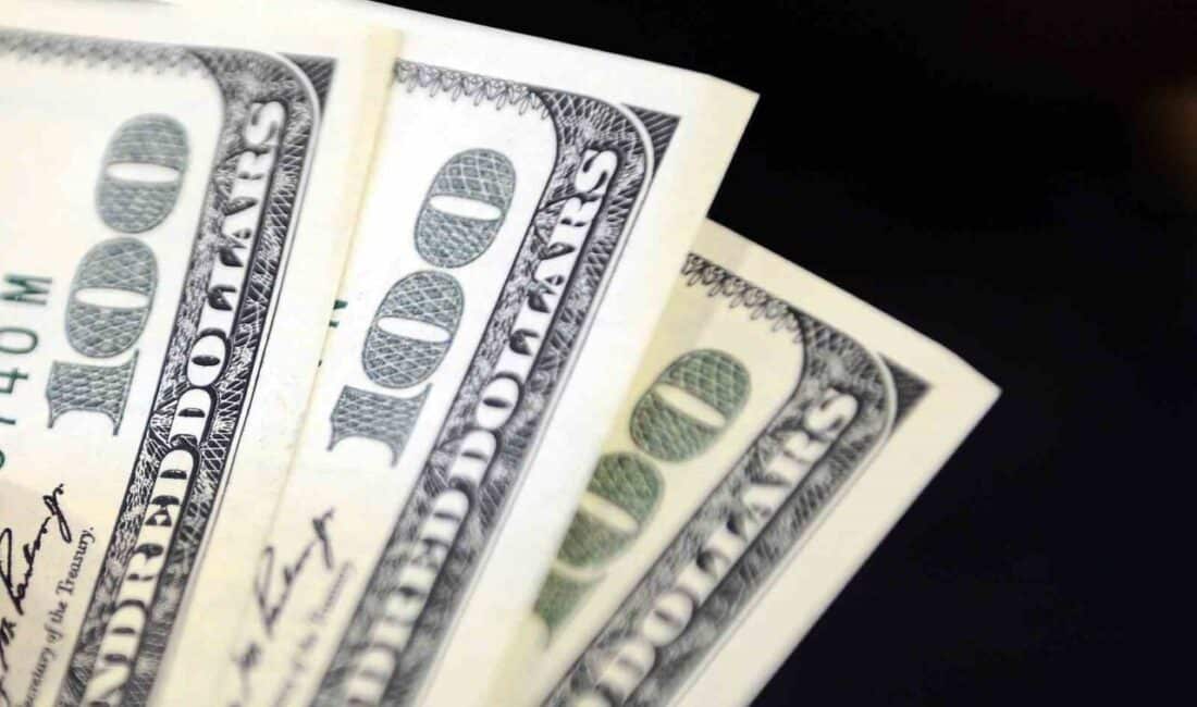 Döviz kurları, dolar 38,6080 lira, euro ise 43,6620 liradan işlem görmeye başladı. Dolar, 38,6080 lira ile güne başlarken euro 43,6620 lira olarak