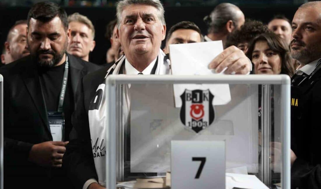Serdal Adalı, Beşiktaş’ın olağan genel kurulunda oyunu kullanarak seçim sürecine katıldı Beşiktaş'ın başkanı Serdal Adalı, Ataköy Atletizm Salonu'nda yapılan olağan seçimli