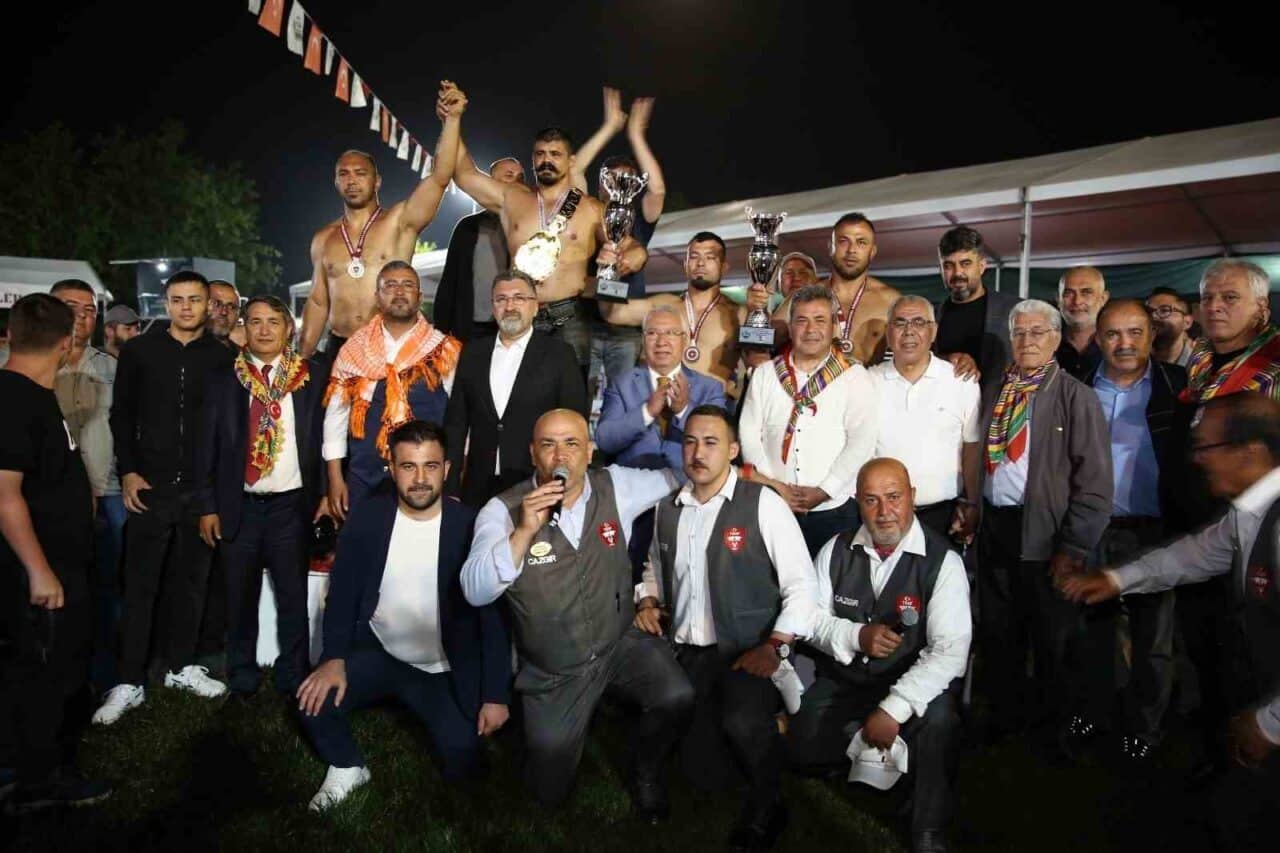 Serik’te düzenlenen geleneksel Yağlı Pehlivan Güreşleri’nde başpehlivanlık unvanını Cengizhan Şimşek
