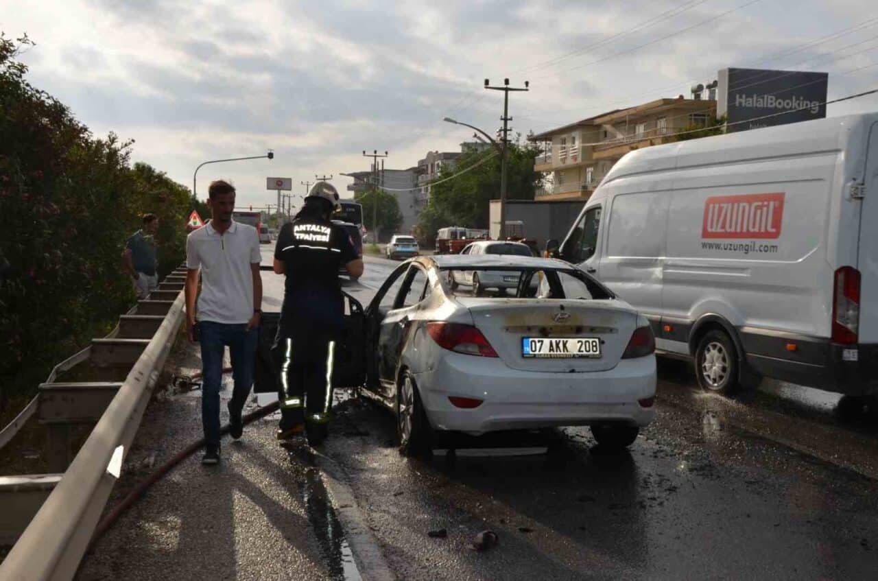 Antalya'nın Serik ilçesinde, Maksim Aleksandroviç yönetimindeki bir otomobil, seyir halindeyken