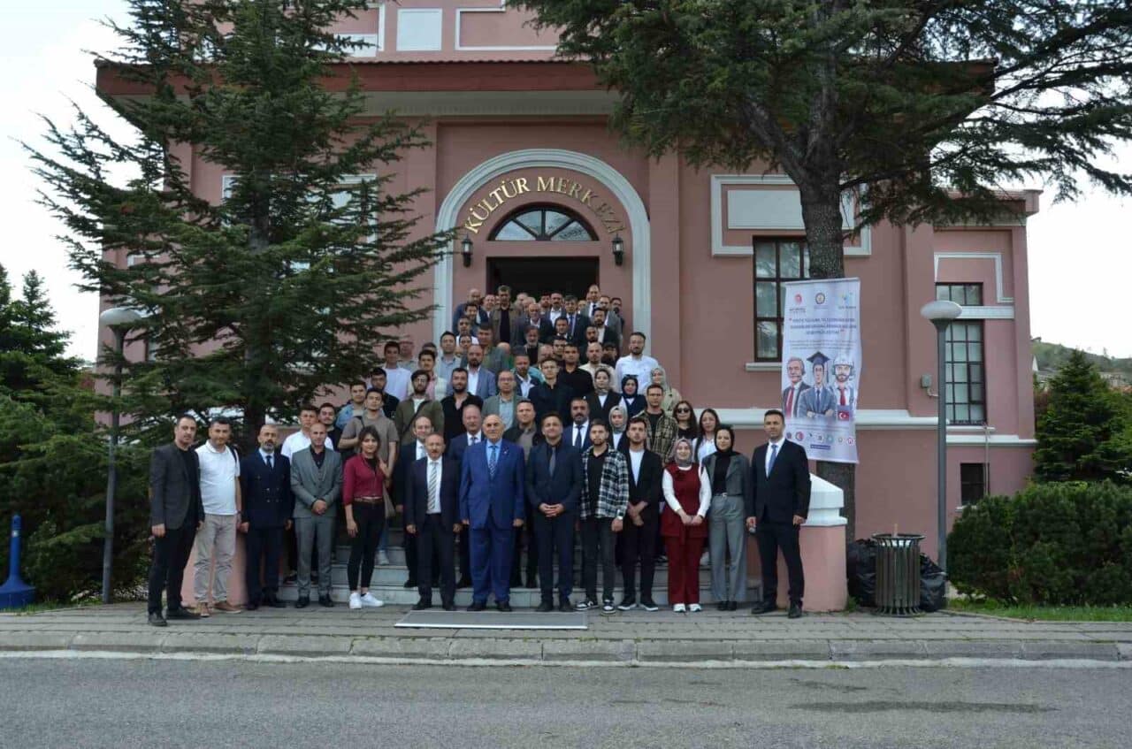 Ankara'da gerçekleştirilen "Türkiye Yüzyılında Telekomünikasyon Teknikerleri için Kuşaklararası Buluşma ve