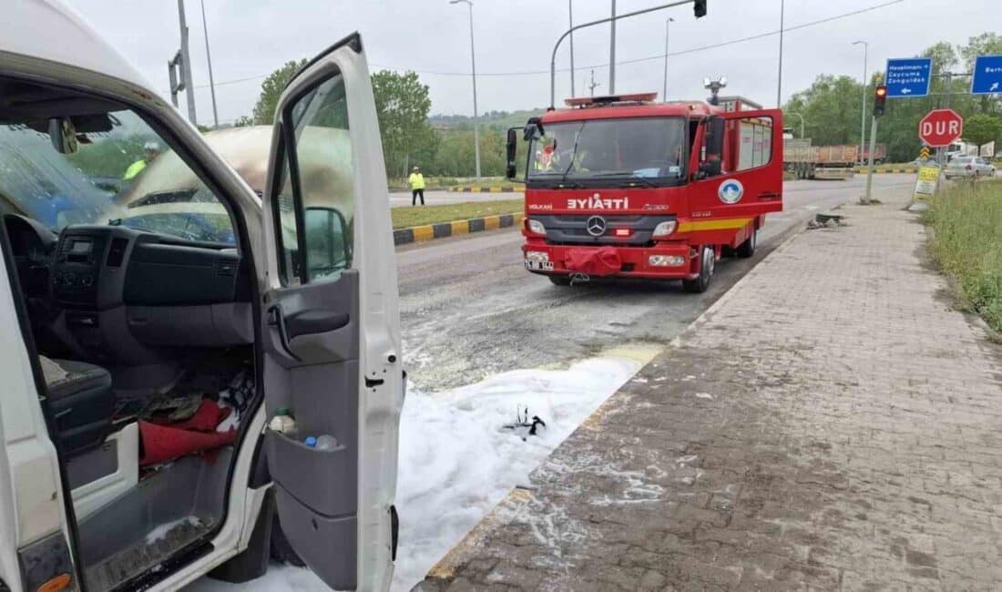 Bartın’da Minibüs Yangını, Sürücü Paniğe Kapıldı ve Faciayı Önleyen Polis Ekipleri Devreye Girdi Bartın'da seyir halindeki 74 DD 507 plakalı minibüs alev aldı.